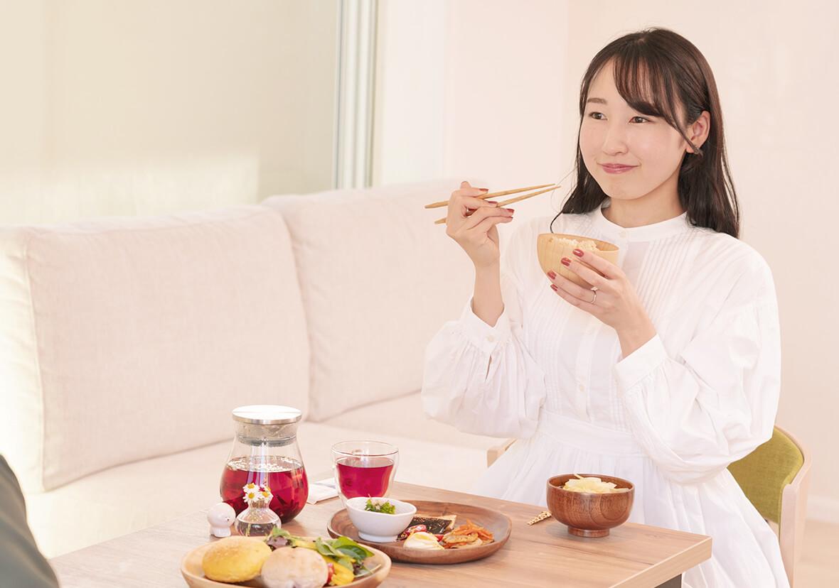 PUREの和プレートを食べる女性