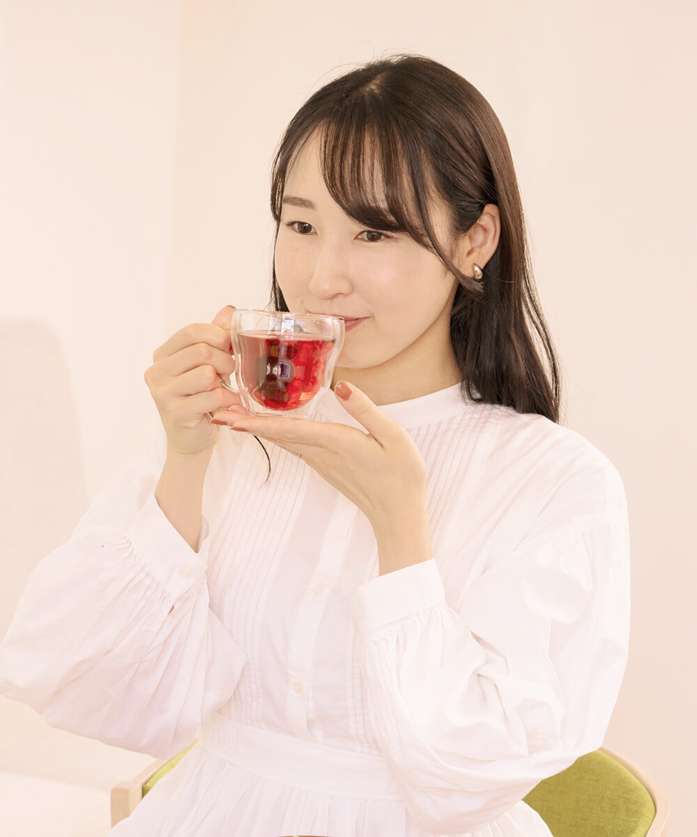 PUREのお茶を飲む女性